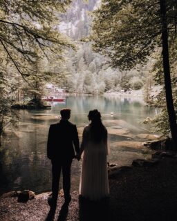 About Friday…

Eine Ziviltrauung wie aus einem Märchenbuch ✨
Koana & Nils gaben sich am idyllischen Blausee im Kandertal ihr Ja-Wort – umgeben von einer Kulisse, die so magisch war, dass man fast glauben könnte, die Zeit stünde still.

Das sanfte Rauschen des Wassers, das geheimnisvolle Lichtspiel zwischen den Bäumen und die spürbare Liebe der beiden machten diesen Tag zu etwas ganz Besonderem. Ein Tag voller Emotionen, Tränen, Lachen und unendlich viel Herz. 🤎

Und das Schönste: Dies war erst der Anfang. Nächstes Jahr wird ihre Liebe an einer noch atemberaubenderen Location gefeiert… stay tuned, es wird unvergesslich! 🥰

#Ziviltrauung #Blausee #Kandertal #Herzensmomente #RoutscherPhotography #LoveStory