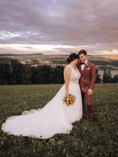 Manchmal soll es einfach nicht beim ersten Versuch sein – und genau das ist okay.
Denn wenn zwei Menschen ihren Weg zu mir finden, dann soll es wohl genau so sein. 🤎

Als A & R mich kontaktierten, war nicht alles wie sonst: Sie suchten ziemlich kurzfristig einen neuen Hochzeitsfotografen…Da frage ich natürlich nach den Gründen! Eine solche Situation kann überfordernd sein! Und so hätte es mit uns auch fast nicht geklappt. Doch dann beim persönlichen Kennenlernen wurde klar; Hier steckt viel Herz, Vertrauen und Emotion dahinter.
Und was soll ich sagen… dieser Tag war einfach magisch!

Vom ersten Moment an lag dieses warme Gefühl in der Luft – echtes Glück, echte Liebe, echtes Leben.

Das Licht, der Ort, die Energie – alles fügte sich perfekt zusammen. Und dann dieser Sonnenuntergang, der den Himmel in pure Goldtöne tauchte… als hätte er gewusst, dass diese Liebe gefeiert wird. 🌅

Ich bin so dankbar, dass ihr den Mut hattet, euren Weg neu zu gehen – und dass ich ihn für euch festhalten durfte.
Manchmal entstehen aus Umwegen eben die allerschönsten Geschichten.

#TrueLove #Neuanfang #EchteEmotionen #Hochzeit2025 #RoutscherPhotography #Dankbarkeit 🤎

Credits
👰🏻 @maandy.o 
🤵🏻‍♂️ @romanski2.5 
👗 @wickybrautundfestmode 
👑 @tahunajewelry 
💄 Karin Furrer - Seon
💇🏻‍♀️ Coiffeursalon Flair - Dürrenäsch 
🕴️ @mangermode 
💍 @goldschmiedatelier.filygran 
🍢🌮 @gysibeck 
🎤 @severine_urech 
🪩 @struppi_musik 
👨‍🍳 Partyservice Kuhn - Menziken
🍾 @staublibanz_getraenke