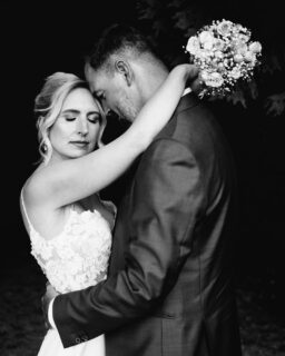 🤎 Vanessa & Oliver 🤎

Eine Traumhochzeit im wunderschönen Schloss Schadau in Thun – mitten im Berner Oberland, wo Berge, See und Geschichte eine märchenhafte Kulisse schufen.

Zwei Herzen, die längst eins geworden sind, gaben sich hier das Ja-Wort.
Lachen, Tränen der Rührung, zarte Momente und pure Freude begleiteten diesen unvergesslichen Tag.

Möge ihre Liebe so beständig sein wie die Berge rund um den Thunersee und so leicht wie das Lächeln, das sie an diesem Tag getragen haben. ✨

#SchlossSchadau #Thun #BernerOberland #Hochzeit #Liebesgeschichte