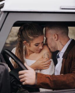 Roadtrip-Feelings, Liebe und pure Freiheit 🤎

Dieses Shooting war einfach next level – wild, roh, echt.
Zwischen schwarzem Sand, Felsen und Nebel lag diese unbeschreibliche Energie… das Gefühl von „wir gegen den Rest der Welt“. 🌍✨

Kein perfektes Kleid, kein klassisches Setting – nur zwei Menschen, die sich lieben, lachen, sich necken und sich verlieren… irgendwo im Nirgendwo. Genau das ist es, was mich jedes Mal aufs Neue begeistert: Momente, die nicht gestellt sind, sondern gelebt werden.

Egal wo – ob auf Island, in den Bergen oder auf einer staubigen Landstraße – wenn Liebe und Abenteuer sich treffen, entstehen Bilder, die mehr erzählen als Worte je könnten.

Happy Friday Folks ✌🏻

 #Coupleshoot #LoveOnTheRoad #AdventureLovers #WildLove #RoutscherPhotography #IcelandVibes #echtemomente 

Lovebirds @patriceandjoy 
Styling @pinkcolours_makeup 
Suit @atelierpedroplacido 
FYF Iceland Workshop @melanie_munoz_photography
#iceland #loveiceland #candidphotographer #landroverseries #forthewildlyinlove #coupleshooting #defenderlove #weddingstyledshoot #elopementphotography #elopment #elopementweddingphotographer #routscher #vintagelovemag #adventurebrides #bridalphotos #weddingphotograpy #destinationweddingphotography #travelweddingphotographer #couple #icelandphotographer #icelandwedding