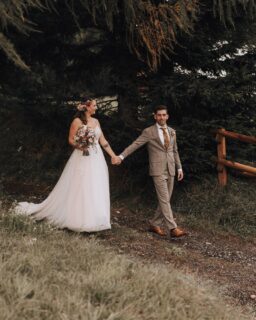 P & J – und eine Story, wie ich sie liebe. 🤎

Wenn ein ehemaliger Kunde aus meinem alten Job plötzlich zu einem Bräutigam wird… und daraus nicht nur eine Hochzeit, sondern eine echte Freundschaft entsteht.

Momente, in denen ich euch von A–Z begleiten darf, vom Verlobungsshooting, zur Ziviltrauung und dan noch die grosse Party…euch beim Getting Ready sehe, in den Bergen mit euch friere, lache – und wir nebenbei auch noch privat zusammen klettern gehen… genau deshalb liebe ich meinen Job.

Zwischen Nebelschwaden, Bergluft und dieser unbeschreiblichen Ruhe im Bündnerland standet ihr da: zwei Menschen, die sich gefunden haben – und ich mitten drin.
Was für ein Tag. Was für eine Stimmung. Was für ein Privileg, eure Geschichte festhalten zu dürfen. 🤎

#lovemyjob #weddingstory #berghochzeit #guardaVal #routscherphotography 🤎
@patricianigg @hotelguardaval