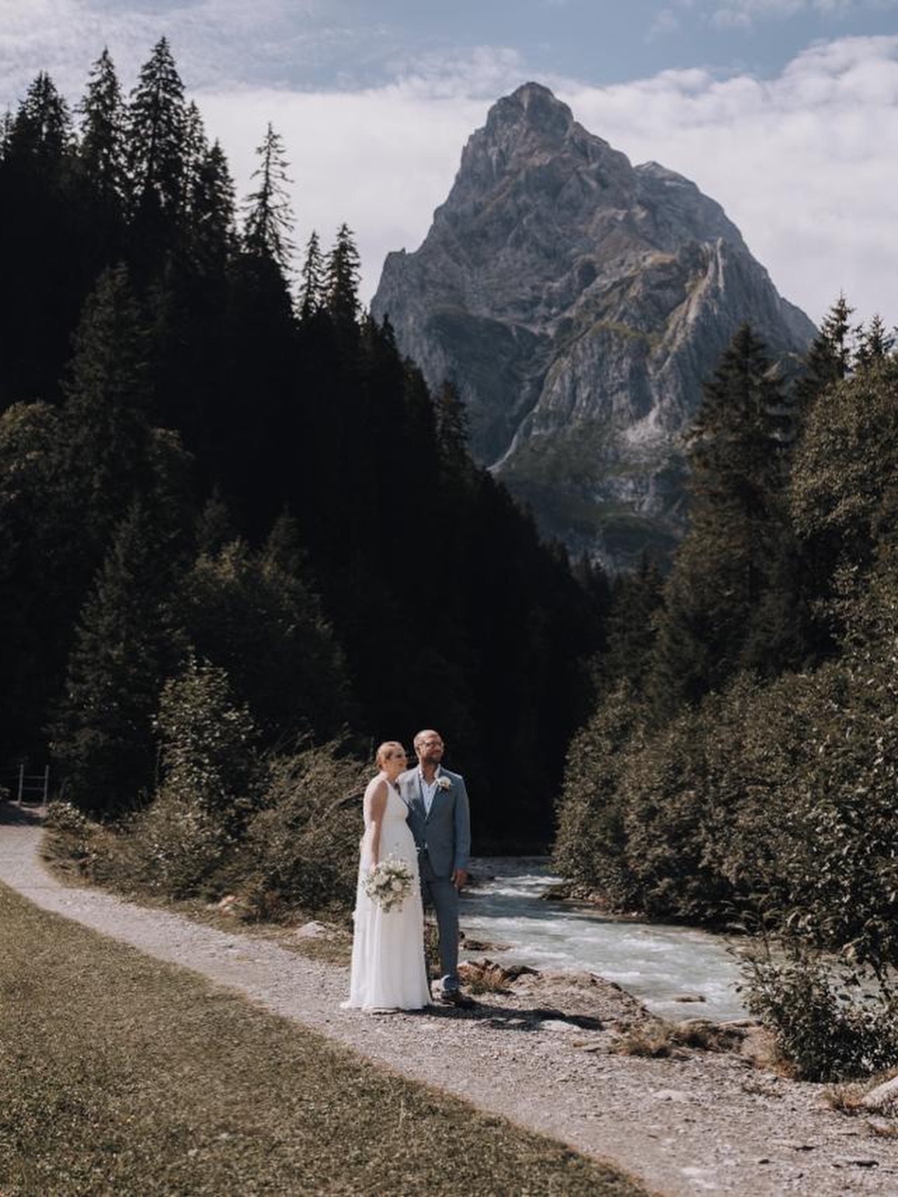 Manchmal braucht die Liebe keine grosse Bühne. Nur zwei Menschen – und ein VERDAMMT schönes Stück Schweiz. 🤍🏔️

Eingebettet zwischen mächtigen Bergen, rauschendem Wasser, alten Holzhäusern und ganz viel Natur durften Petra & Mänel ihr JA feiern.

Für mich war dieser Tag aber auch persönlich etwas Besonderes: Petra kenne ich noch aus meiner Jugend. Umso schöner war es, sie nach all den Jahren an einem so besonderen Tag wiederzusehen – und endlich auch den Mann an ihrer Seite kennenzulernen. Lieber Mänel, es hat mich riesig gefreut! 🤎

Und genau solche Hochzeiten liebe ich.

Nicht, weil alles perfekt inszeniert ist.
Sondern weil es sich echt anfühlt.

Weil gelacht wird, bis die Wangen wehtun.
Weil man sich festhält und für einen kurzen Moment alles rundherum vergisst.
Und weil plötzlich selbst diese gewaltige Bergkulisse nur noch zur Nebensache wird, wenn zwei Menschen sich so anschauen. 🥹

Für mich sind es genau diese Kontraste, die Hochzeitsfotografie so besonders machen:

So klein zwischen all diesen Bergen.
Und gleichzeitig kann sich Liebe so unendlich gross anfühlen. 🤍

Echte Menschen. Echte Emotionen. Echte Momente.

Emotion über Perfektion. Immer.

Jetzt noch ein kleiner Funfact…
Als wir das Shooting beendeten hatten, meldeten sich unsere Bäuche. Besonder Petras in dem ein kleines Wunder heranwächst… 🤰🏼 Dieses Wunder hatte schrinbar lus auf Döner 🥙, also gönnten wir uns genüsslich noch einen leckerem Dürüm 🌮 😅😬✌🏻

#hochzeitsfotograf #berghochzeit #hochzeitindenbergen #hochzeitsfotografie