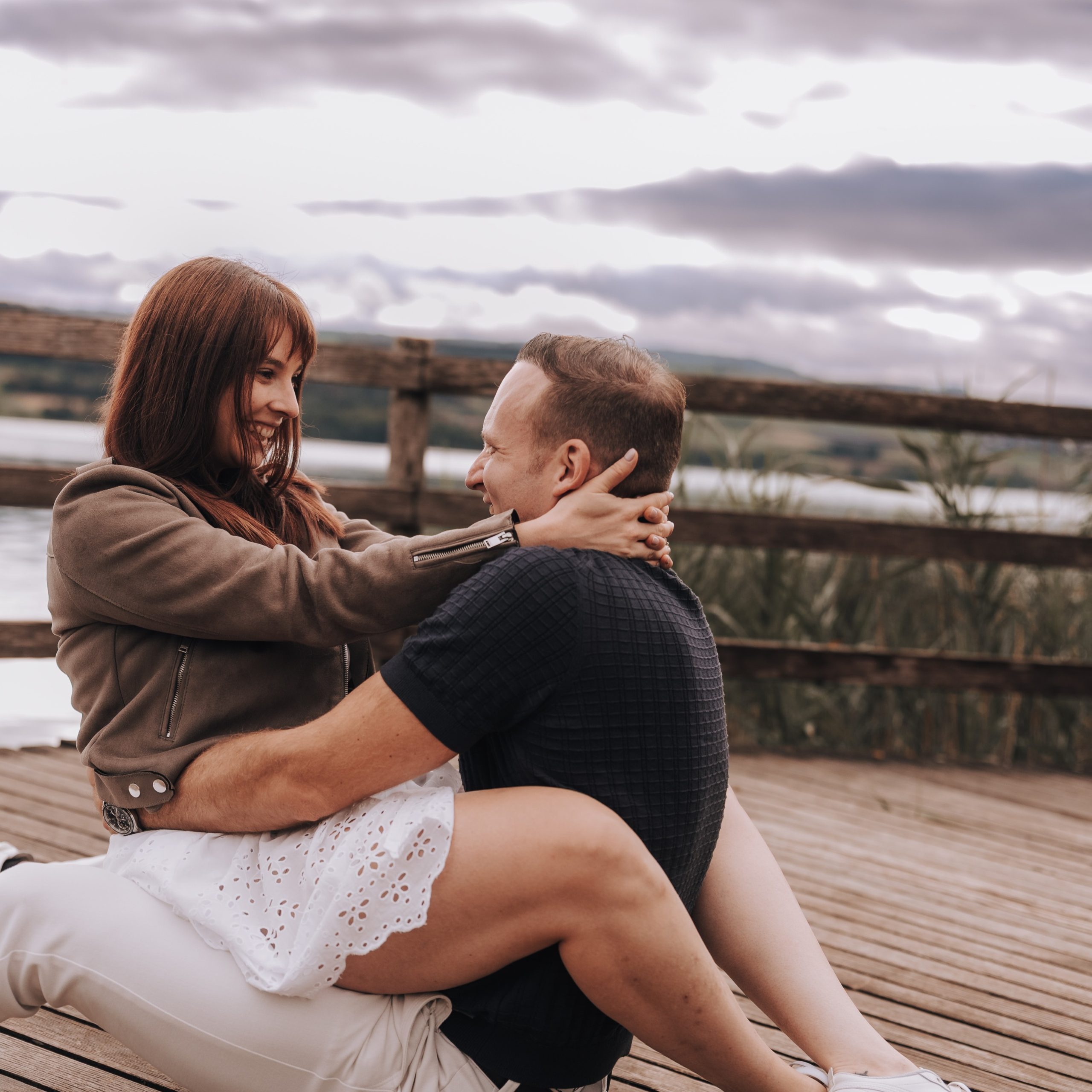 Also mal ehrlich… wie süss sind die zwei bitte?! 🥹🤎

Was für ein mega schönes Engagementshooting am Hallwilersee! Zwischen Wald, Wasser und Bootshaus wurde gelacht, gekuschelt, herumgealbert – und genau solche Shootings liebe ich einfach. Keine steifen Posen, kein grosses Tamtam. Einfach zwei Menschen, die sich miteinander wohlfühlen. 🫶🏼

Und das Beste daran?

Das hier war erst der Anfang… 👀

Denn nächstes Jahr darf ich die beiden an ihrem grossen Tag wieder begleiten. Und für diese Hochzeit heisst es für mich sogar:

Kamera packen & Schweiz verlassen. ✈️📸

Wohin es geht, wird noch nicht verraten. 😏
Aber sagen wir mal so: Ich freue mich jetzt schon dolle auf dieses Abenteuer! 🤎

Seid gespannt… 🥂✨

#engagementshooting #hallwilersee #destinationwedding #coupleshooting #emotionüberperfektion