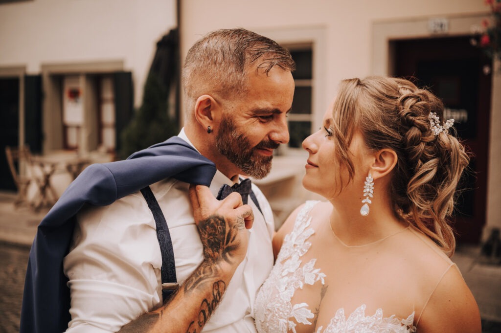 Hochzeitspaar sieht sich in die Augen in der Altstadt von Aarau.