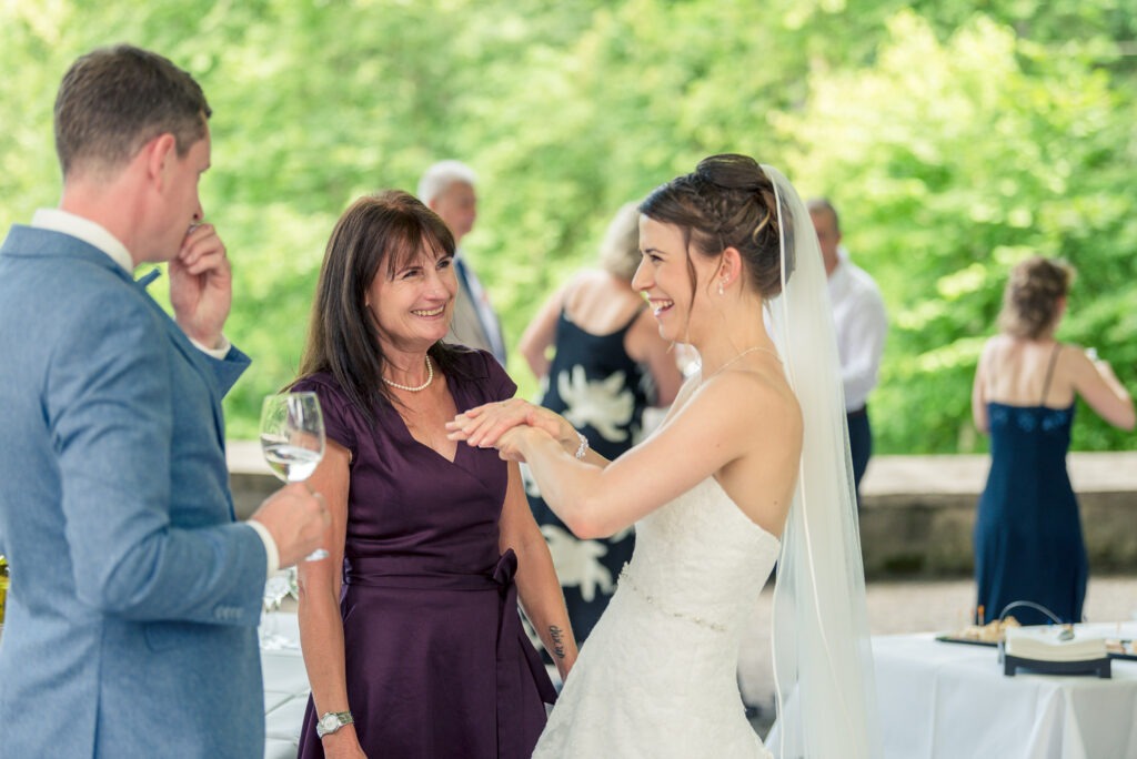 Brautpaar mit Brautmutter, Hochzeit Schloss Liebegg, Gränichen, Aargau