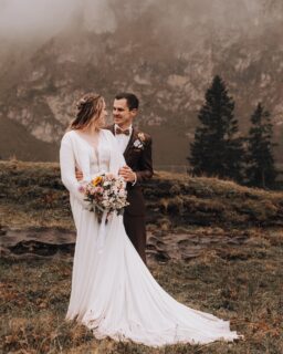 Manche Geschichten fühlen sich einfach wie ein Märchen an – und die von Anna & Nicolas gehört definitiv dazu. 🤎

Vor einem Jahr durfte ich ihre Liebe beim Verlobungsshooting inmitten der Berge einfangen, kurz darauf ihre emotionale grosse zivile Trauung begleiten… und nun das absolute Highlight: ihre intime freie Trauung inmitten der Nidwaldner Bergwelt.

Es war so magisch. Nebel, dramatische Felsen, leichtes Nieseln – und mittendrin die beiden, die mit jedem Blick, jedem Lächeln und jeder Berührung gezeigt haben, was wahre Liebe bedeutet. Für mich eine der schönsten Hochzeiten, die ich je begleiten durfte.

Doch das Allerschönste ist nicht nur das, was bleibt, wenn die Bilder sprechen. Sondern dass aus dieser Reise eine Freundschaft entstanden ist. Und das ist wohl das grösste Geschenk dieses Berufes. 🥹✨

Danke Anna & Nicolas – für euer Vertrauen, eure Herzlichkeit und für diese unvergesslichen Momente.

Bestes Team: 
👰🏼‍♀️ @__anna_15 
🤵‍♂️ @niculinski 
💇🏼‍♀️ 💄 @julianalima_makeup 
💐 @bloomful_flowers_decoration 
🎤 @liebefeiern.ch
🎸 @leasonja.music
👗 @white_essence_brautboutique / @sannalindstroem 
🕴🏻 @tessa.thomi 
🎪 @berghasthaus_bannalpsee 

Auch mit dabei, @rowenge, @jael_l_l 
#Berghochzeit #FreieTrauung #NidwaldnerBerge #Herzensmenschen #EchteEmotionen #routscherphotography