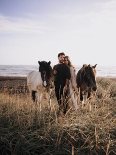 Island – das Land, wo der Wind Geschichten erzählt und das Meer den Herzschlag der Erde trägt. 🌊🐎

Hier, zwischen schwarzem Sand, salziger Luft und dem fernen Rauschen der Wellen, liegt eine Magie, die man nicht beschreiben – nur fühlen kann.
Zwei Seelen, vereint in der Weite der Natur, umgeben von der ungezähmten Schönheit Islands.
Kein Lärm. Keine Eile. Nur Liebe, Freiheit und diese unbändige Kraft der Elemente. 🤎

Es sind genau solche Momente, in denen man spürt: Das ist echtes Leben. Echt. Wild. Unvergesslich.

#IcelandVibes #WildLove #AdventureCouple #IslandDreams #FreedomToFeel #RoutscherPhotography #LoveInTheNorth

Couple @blueeyed_souls 
Styling @pinkcolours_bridal 
Flowers @thordisz 
Horses @bakka_hestar 
FYF Iceland Workshop @melanie_munoz_photography
