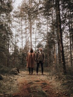 Ein Verlobungs- oder Pre-Wedding-Shooting ist so viel mehr als nur schöne Fotos 🤎

Es ist eure Chance, ganz ohne Zeitdruck und Nervosität vor der grossen Hochzeit vor der Kamera zu stehen — ganz ihr selbst, entspannt, echt.
Ihr bekommt ein Gefühl dafür, wie ich arbeite, wir lachen gemeinsam, reden, bewegen uns… und schaffen Momente, die sich natürlich anfühlen und genauso aussehen.

So wird euer Hochzeitstag später noch einfacher, vertrauter und die Aufregung vor der Kamera? Verflogen! ✨

Und das Beste: Ihr habt schon vor dem grossen Tag wundervolle Erinnerungen an diese besondere Zeit zu zweit.
Zwischen Alltag und Vorbereitungsstress einfach mal innehalten und sich daran erinnern, worum’s eigentlich geht: Euch. 🤎

#preweddingshoot #verlobungsshooting #couplegoals #weddingphotographer #routscherphotography #authenticlove #wildlove #routschermoments @dora_szk