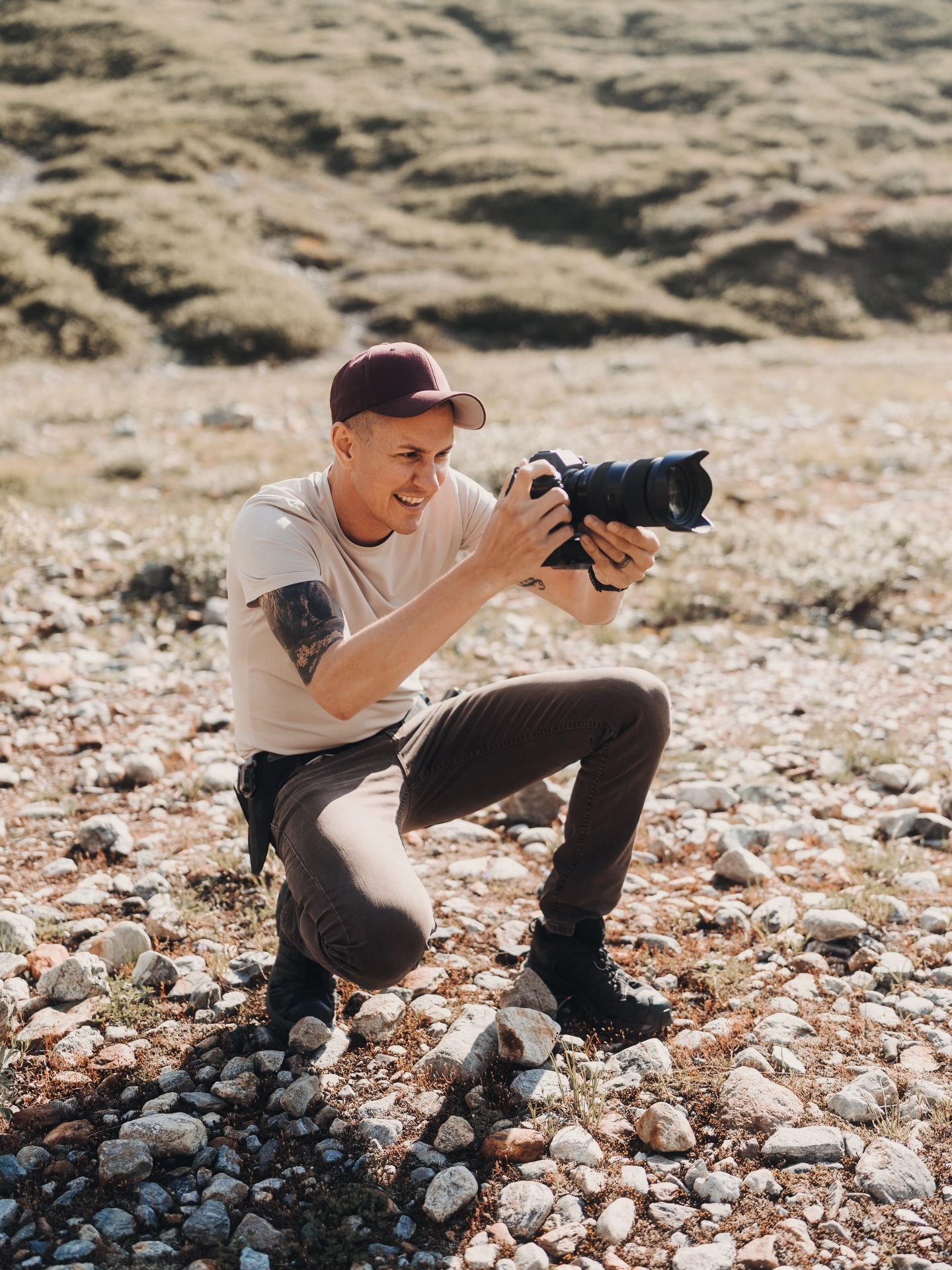 Okay… ihr wolltet mehr über mich wissen – also schnallt euch an, es wird persönlich, ehrlich und ein bisschen lustig. 🤎⛰️

Heute am 26. November ist mein Geburtstag und ich bin offiziell 39 Jahre jung – jawohl, die letzte Drei hat gestartet! Und wenn ich eins sagen kann: Ich hab noch immer mehr Energie als ein frisch geladener Akku bei –10° auf einer Skitour. 😅

Wer ist Routscher Photography?
Ein Typ, der sein Herz irgendwo zwischen Berggipfeln, Felswänden und verschneiten Trailspuren verloren hat.
Jemand, der am liebsten draussen ist – wandern, klettern, skitouren, skifahren, die Welt entdecken und dabei diese magischen, vergänglichen Momente aufsaugen… und festhalten.

Vielleicht liebe ich die Fotografie genau deshalb so sehr:
Weil sie das konserviert, was die Natur uns jeden Tag zeigt – dass alles im ständigen Wandel ist. Ein kurzer Sonnenstrahl, eine Wolkenlücke, ein echtes Lachen, eine Umarmung… zack, vorbei.
Aber auf Bildern? Für immer da. 🤎

Ich bin Routscher –
der Typ mit Kamera, grossem Herz, vielen Bergen im Kopf, Wanderlust in den Beinen und unglaublich viel Freude daran, eure Geschichten einzufangen.

Und glaubt mir: 39 fühlt sich verdammt gut an.
Auf weitere Abenteuer, weitere Fotos, mehr Liebe, mehr Höhenmeter und natürlich… mehr unvergessliche Momente 😉

Danke, dass ihr hier seid. Wirklich. 🤎⛰️✨