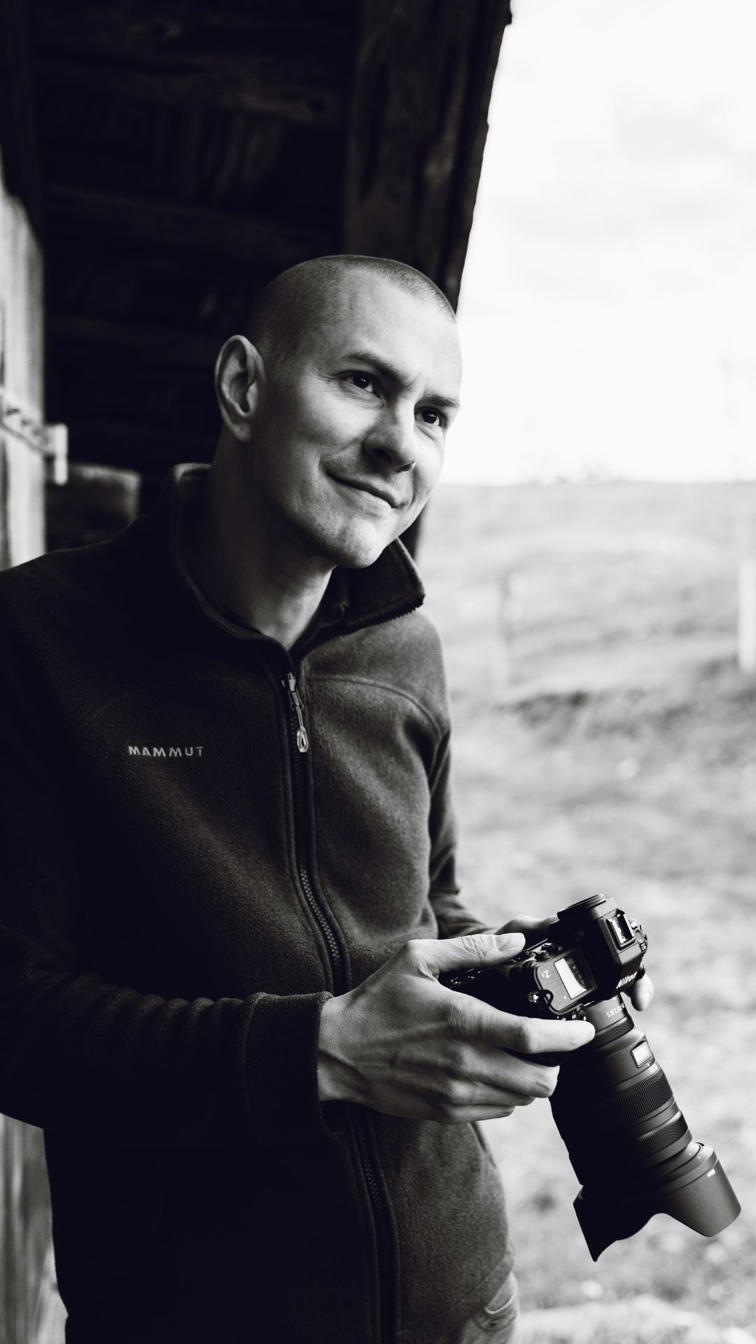 2025 begann leise und wurde mit jedem Moment intensiver. 🤎
Ein Jahr, das mich über Berggipfel getragen hat, an stille Seen geführt, durch ehrwürdige Schlösser und rustikale Scheunen.
Ein Jahr voller intimer Ja-Worte, grosser Feste, leiser Tränen und lauter Lacher.
43 Hochzeiten, jede mit ihrer eigenen Geschichte. Keine wie die andere und doch alle voller Gefühl & Liebe.

Dazwischen Begegnungen, die mehr waren als nur Aufträge.

52 Paar-, Familien- und Business-Sessions mit Menschen, die mir ihr Vertrauen geschenkt haben.
Aus kurzen Momenten wurden bleibende Erinnerungen.
Aus Fremden wurden Bekanntschaften.
Aus Bekanntschaften Freundschaften. 🤎

Dann hiess es tschüss sagen zu NIKON und hallo zu SONY! 📸  Die Fotobox lief heiss –
und mit ihr unzählige kleine, wilde, ehrliche Augenblicke, die man nicht planen kann, sondern einfach passieren lässt.

Es gab Hochs.
Es gab Tiefs.
Es gab Tage, die mich getragen haben und solche, die mich gefordert haben.
Und genau das machte dieses Jahr so echt. So menschlich. So besonders.

Ich würde so gerne von allen etwas zeigen.
So viele Geschichten verdienen ihren Platz.
Doch das würde den Rahmen dieses Reels sprengen…

Von Herzen: DANKE an alle, die 2025 Teil meiner Reise waren.
Ihr seid der Grund, warum ich diesen Job liebe. 🤎

euer Roger