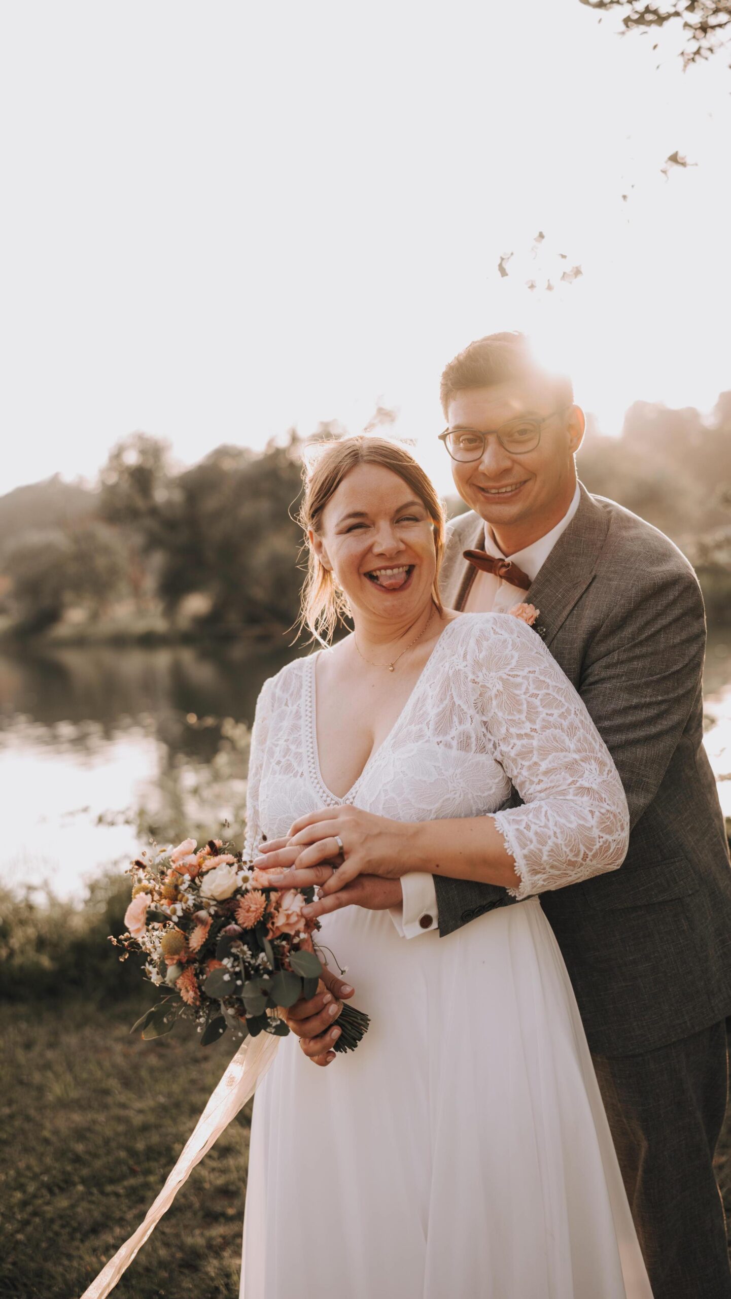 Bilder leben nicht auf dem Handy.
Sie leben in den Händen. 🤎

Ein Hochzeitsalbum ist nicht einfach Papier mit Fotos.
Es ist das leise Rascheln beim Umblättern.
Der Moment, wenn ihr innehaltet, lächelt – oder plötzlich schlucken müsst.

Wenn Jahre vergehen, sich alles verändert… 🍂🍁und ihr euch genau hier wiederfindet. 

Euer Album erzählt eure Geschichte so, wie sie war.

 Echt & Greifbar - zum anfassen 🤲🏻

Nicht irgendwo in einer Cloud, sondern dort, wo Erinnerungen hingehören:

auf dem Sofa, am Küchentisch, zwischen euren Händen.

Ein Hochzeitsalbum wird nicht älter.
Es wird wertvoller. 🤎

Für weitere Infos & Musteralben kommt gerne auf mich zu → Link in Bio