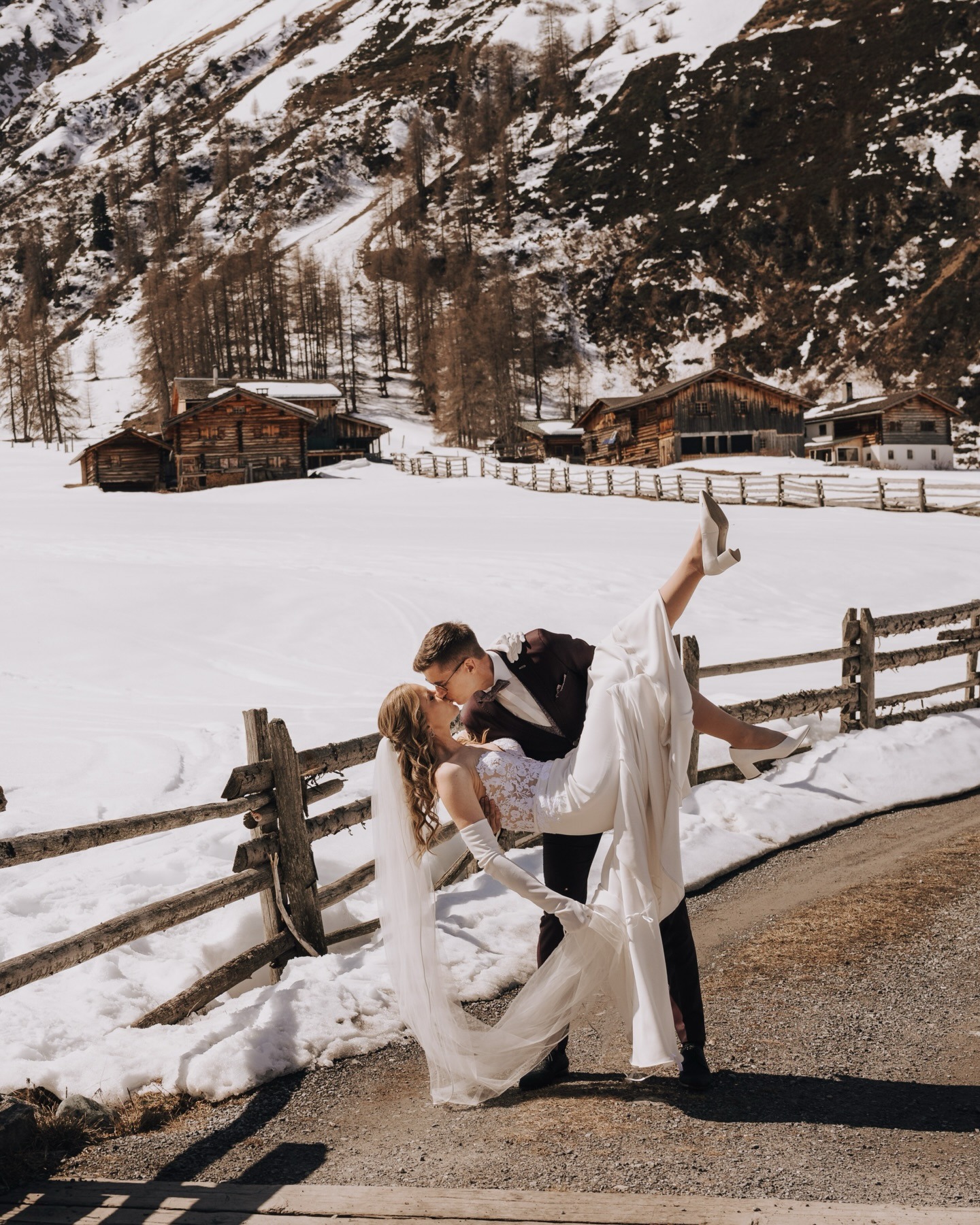 Winterhochzeiten haben ihre ganz eigene Magie. 🤎
Wenn die Welt leiser wird.
Wenn der Schnee alles umarmt und selbst die Zeit kurz innehält.

Die Kälte in der Luft, die Wärme zwischen zwei Menschen.
Ruhige Momente, klare Gefühle, ehrliche Nähe.
Kein Trubel – nur ihr, eure Liebe und diese besondere Stille, die nur der Winter kennt.

Vielleicht braucht es genau das:
weniger Ablenkung, mehr Gefühl.
Weniger Farben, mehr Tiefe.

Eine Winterhochzeit ist kein Kompromiss.
Sie ist eine bewusste Entscheidung für Intimität, Ruhe und echte Emotionen. 🤎

Frage jetzt deinen Wunschtermin für die Wintersaison 26/27 an 💌
Anfraen via Link in Bio. 

.
.
.
.
.
.
.
👰🏼‍♀️ @simone_roe 
💐 @corina_diehochzeitsfloristin 
💇🏻‍♀️ @koppscoiffure 
👗 @zaubermomente_deinbrautatelier 
🕴🏻 @emanis_ / @wilvorst 
💍 @elizzafinejewellery 
🎪 &🍢🍡 Hotal Waldhuus @mountainresortsdavos 
🪩 @dj__nightfly 

#winterhochzeit #davos #berghochzeit #winterweding #graubünden