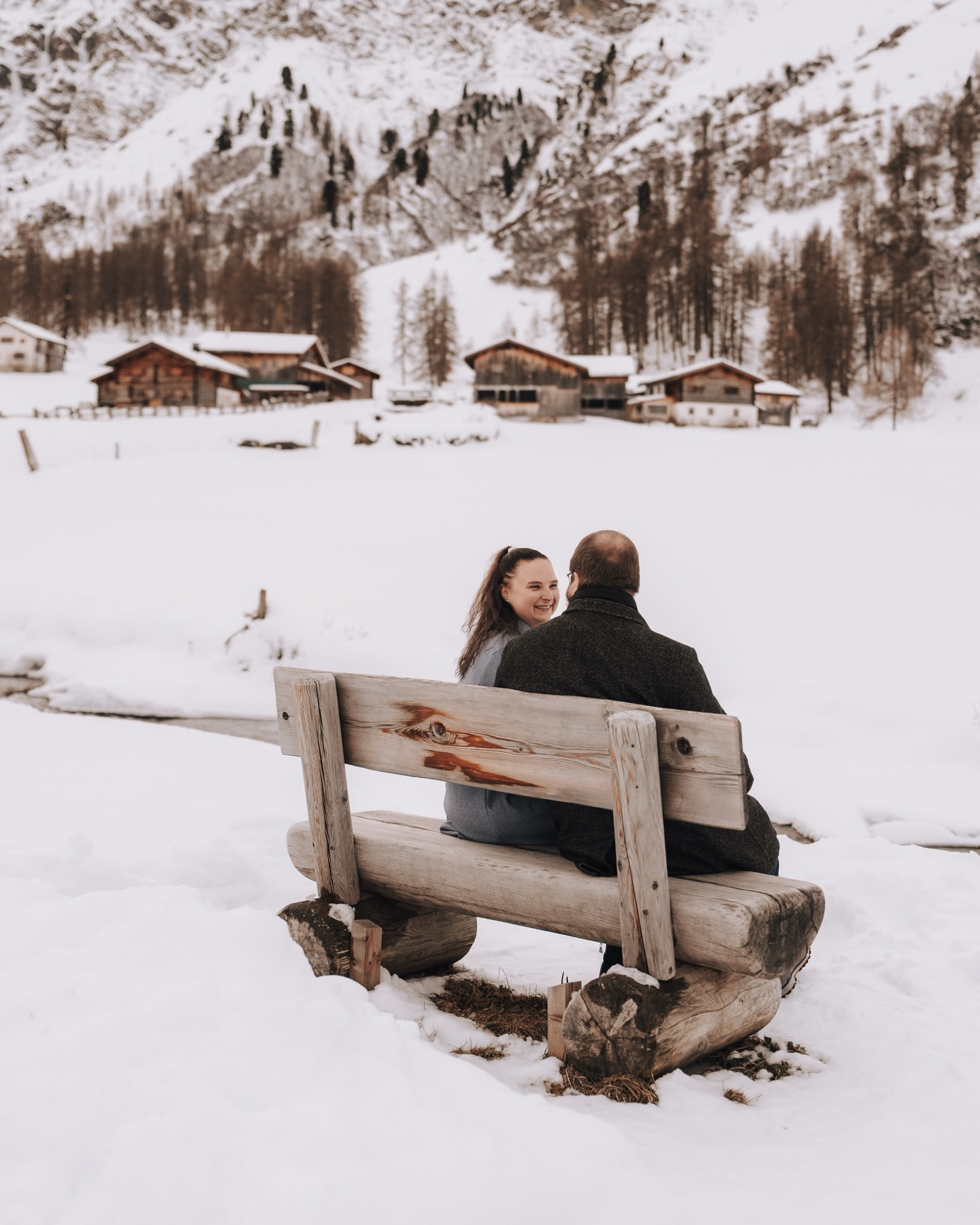 Der Winter macht nichts laut.
Er macht alles ehrlich. 🤎

Zwei Menschen.
Ein Weg im Schnee.
Ein Platz zum Innehalten, zum Lächeln, zum Ankommen.

Wenn alles um euch herum still wird, hört man plötzlich wieder das Wesentliche.
Schritte im Schnee.
Ein Blick.
Ein gemeinsames Lachen auf einer kalten Holzbank.

Winterhochzeiten oder Wintermomente brauchen keinen grossen Auftritt.
Sie leben von Nähe.
Von Zeit.
Von diesem Gefühl, dass genau hier gerade alles richtig ist. 🤎