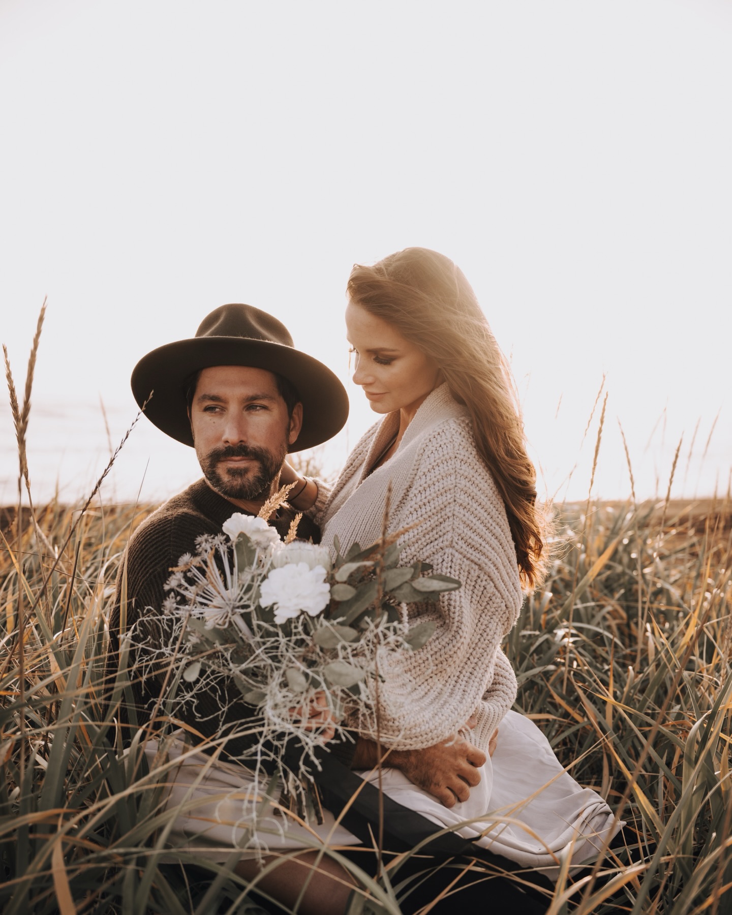 Bleiben wir doch beim Thema Iceland… 🇮🇸 

Ein Land, das rau ist. Unberechenbar. Wild.
Und genau darin liegt seine Schönheit.

Zwischen schwarzem Sand, goldenem Licht und dieser endlosen Weite wird einem bewusst, worauf es wirklich ankommt:

Nicht Perfektion.
Nicht Kontrolle.
Sondern Nähe. Vertrauen. Gemeinsamkeit.

Vielleicht ist Liebe genau wie Island.
Manchmal stürmisch.
Manchmal still.
Aber immer echt.

Heute, am Valentinstag, geht es nicht um grosse Gesten.
Sondern um das Gefühl, jemanden an seiner Seite zu haben –
egal wie stark der Wind weht. 🤎

Happy Valentine’s Day aus dem Land aus Feuer, Eis und ganz viel Herz.
.
.
.
.
.
.
.
.
Credits:
Couple @blueeyed_souls 
Styling @pinkcolours_bridal 
Flowers @thordisz 
Horses @bakka_hestar 
FYF Iceland Workshop @melanie_munoz_photography