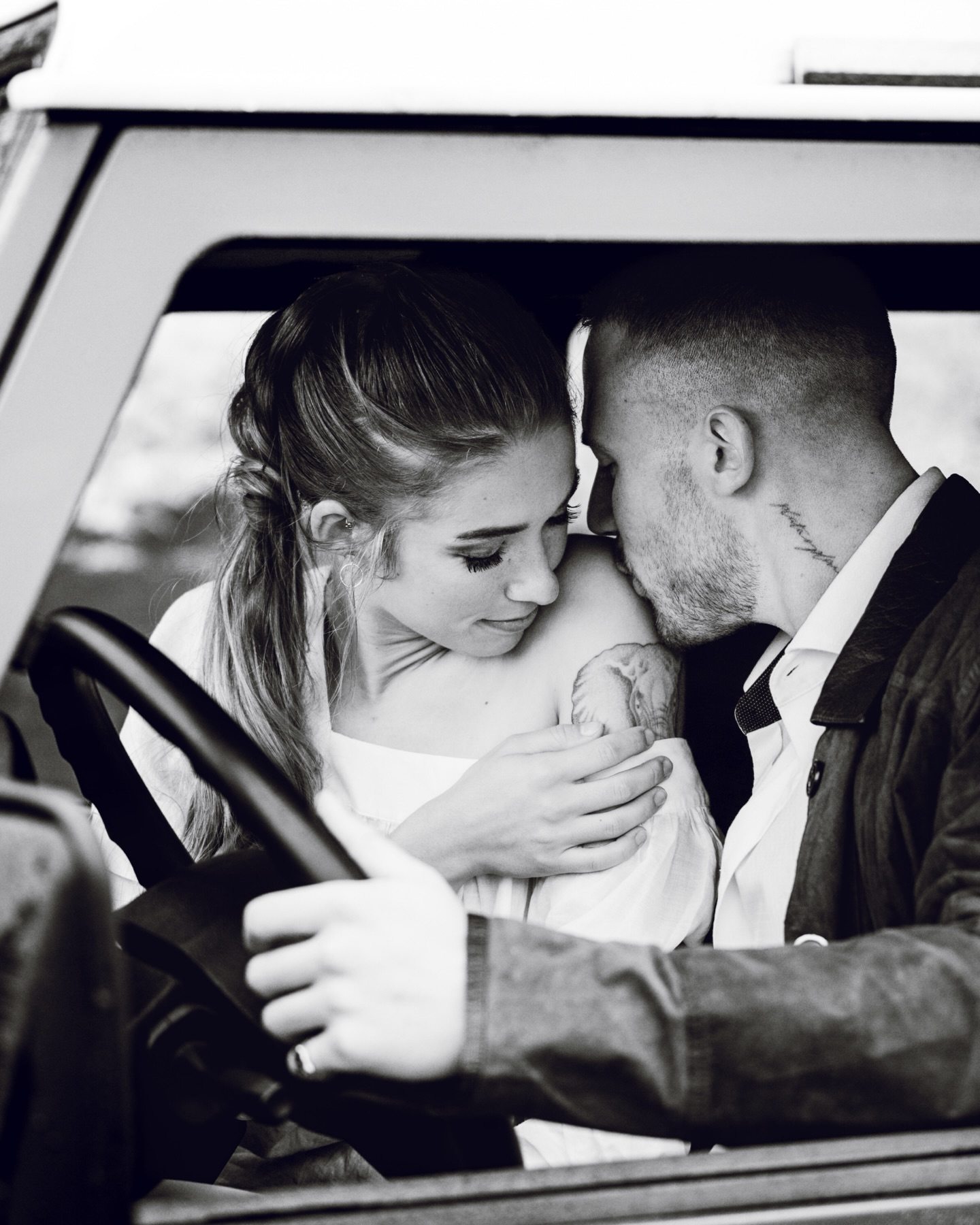 Iceland again… 🖤

Schwarzer Sand unter den Füssen.
Wind im Gesicht.
Keine Sicherheiten – nur Weite.

Vielleicht ist genau das Liebe.
Nicht der perfekte Sonnenuntergang.
Sondern gemeinsam im Sturm stehen.
Mit offenen Türen. Mit offenem Herzen.

Credits:
Lovebirds @patriceandjoy 
Styling @pinkcolours_makeup 
Suit @atelierpedroplacido 
FYF Iceland Workshop @melanie_munoz_photography