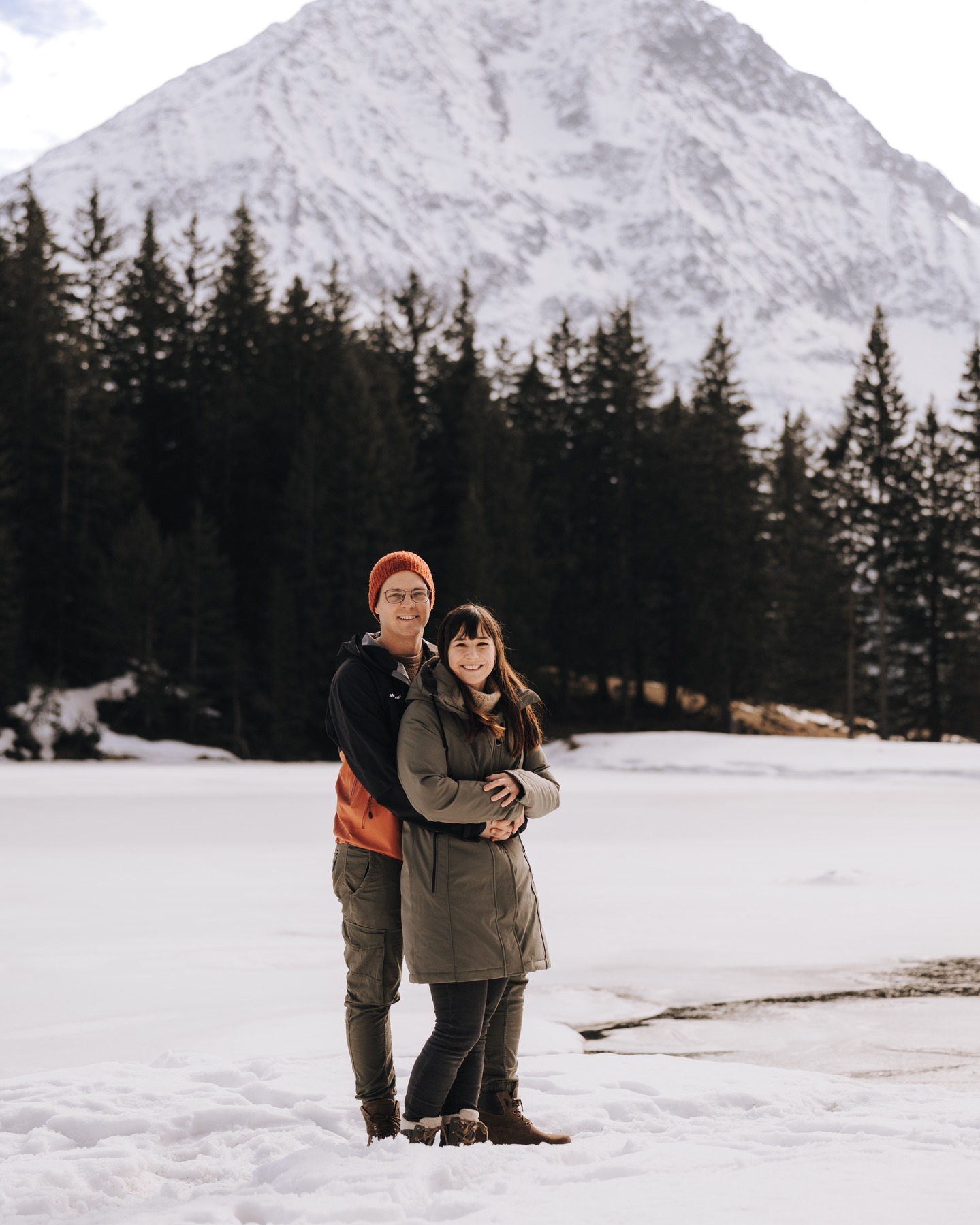 Bevor der Frühling nun so richtig kommt…
noch ein Winter Shooting. 🤎

Die letzten kalten Tage, das letzte Knirschen unter den Füssen,
dieses besondere Licht, das nur der Winter kennt.

Noch einmal innehalten,
noch einmal Nähe spüren,
bevor alles wieder aufblüht.

Und irgendwie sind es genau diese Übergänge,
die sich am meisten nach Leben anfühlen. 🤎