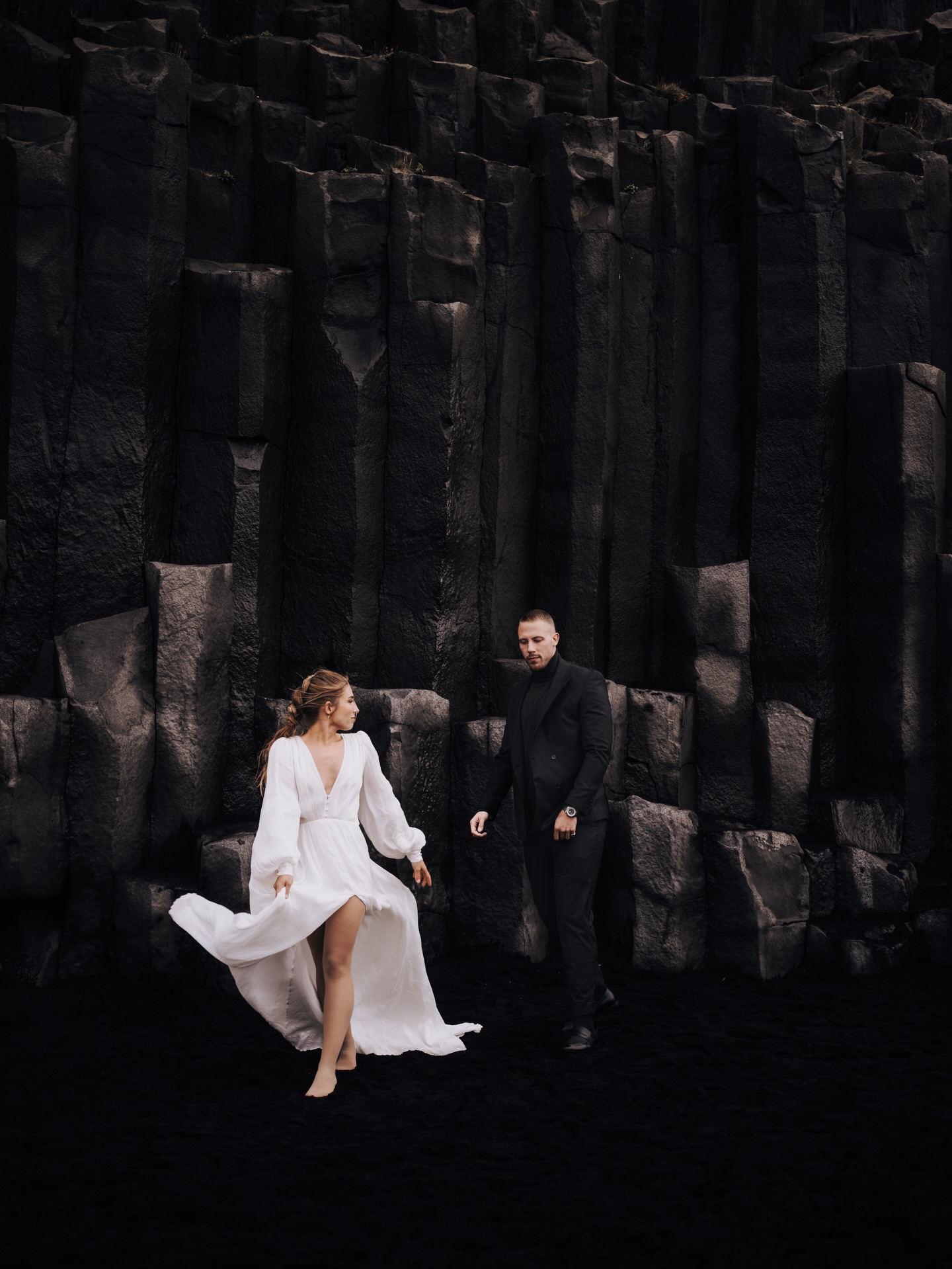Wo die Natur nicht flüstert – sondern spricht.
Iceland 🇮🇸 

Schwarzer Sand unter den Füssen.
Basaltsäulen wie eine Kathedrale aus Stein.
Kein Schmuck. Keine Ablenkung. Nur ihr zwei.

Manchmal braucht es keine Kulisse.
Man braucht nur den Mut, gemeinsam durch Dunkelheit zu gehen –
und dabei Licht füreinander zu sein.

Liebe ist nicht immer sanft.
Manchmal ist sie roh. Stark. Unerschütterlich. 🖤
.
.
.
.
.
.
.
.
Photographer: @routscher.ch_photography
Modelcouple @patriceandjoy 
Styling @pinkcolours_makeup 
Weddingdress @kaviargauche_official 
Suit @atelierpedroplacido 
Flowers @thordisz 
FYF Iceland Workshop @melanie_munoz_photography