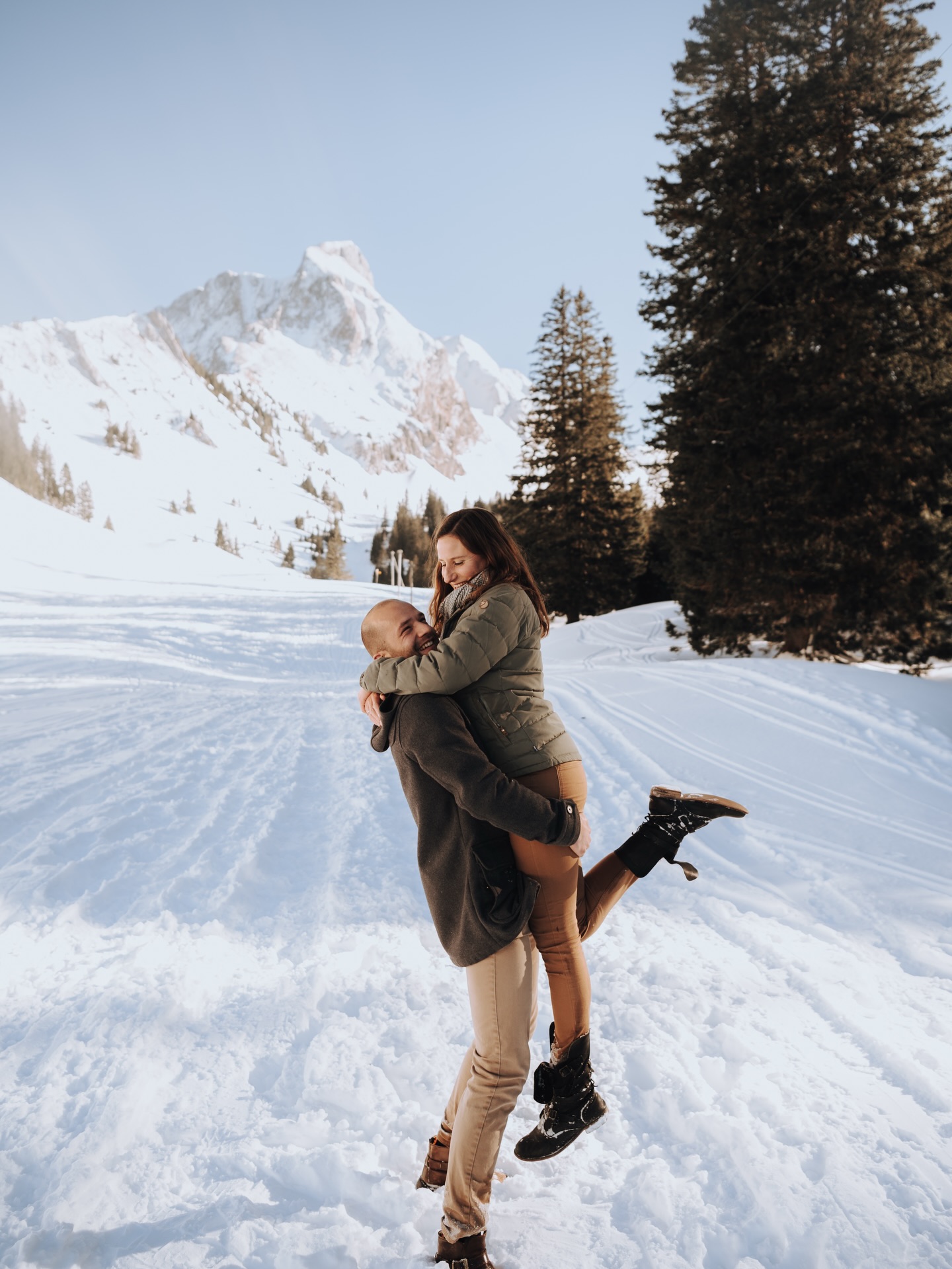 Viele denken bei Winter zuerst an Kälte.
Ich denke an Nähe. 🤎

An rote Wangen, warmen Atem in der kalten Luft und dieses Lachen, das automatisch entsteht, wenn man sich gegenseitig warm hält.

Der Winter zwingt uns ein bisschen langsamer zu werden.
Näher zusammenzurücken.
Den Moment zu spüren.

Keine Hektik.
Keine Menschenmengen.
Nur ihr zwei, die Berge, knirschender Schnee unter den Füssen –
und ganz viel echtes Gefühl.

Vielleicht sind Winter-Shootings genau deshalb so besonders.
Weil Wärme nicht von der Sonne kommt…
sondern von euch. 🤎

Jetzt anfragen!
Link 🔗 in der Bio 🤎