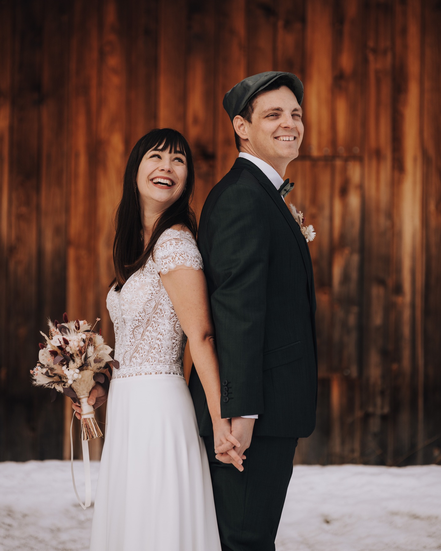 Im gestrigen Post die Paarbilder…
und heute ein kleiner Blick dahinter, was danach noch entstanden ist. 🤎

Ein After Wedding Shooting.
Ohne Zeitdruck.
Ohne Ablaufplan.
Einfach rausgehen, nochmal eintauchen und genau die Momente entstehen lassen, die am Hochzeitstag oft zu kurz kommen.

Kletten auf Felsen.
Lachen im Schnee.
Noch einmal dieses „Wir zwei für immer“-Gefühl.

After Wedding bedeutet nicht „noch mehr Bilder“.
Es bedeutet: nochmal fühlen.
Nochmal erleben.
Und Erinnerungen schaffen, die genauso echt sind wie der Tag selbst. 🤎

Wenn ihr euch genau solche Momente wünscht,
meldet euch gerne bei mir, ich freue mich, eure Geschichte festzuhalten. 🤎 Link in Bio 🔗