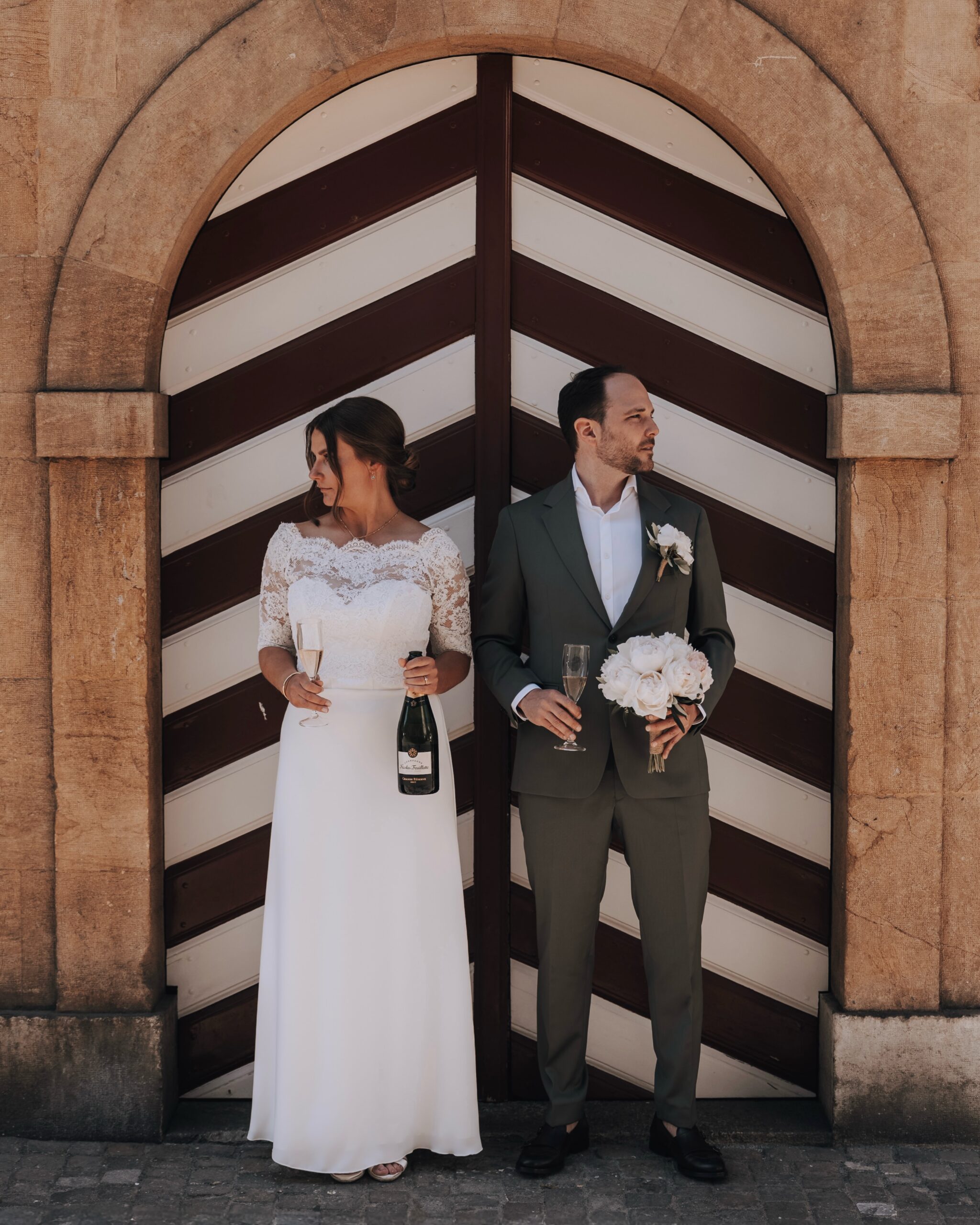 Manche Hochzeiten fühlen sich an wie Ferien für die Seele. 🤎

Genau so war dieser wunderschöne Tag in Murten.

Zwischen den historischen Mauern, dem glitzernden See, den charmanten Gassen und dieser ganz besonderen Leichtigkeit der Westschweiz lag etwas in der Luft, das sich nur schwer in Worte fassen lässt. Dieses berühmte «Le Farniente» – das bewusste Geniessen des Augenblicks. Das Wissen, dass genau jetzt alles perfekt ist, so wie es ist.

Und mittendrin: zwei Menschen, die sich lieben. Umgeben von Familie, Freunden, strahlendem Sonnenschein und einer Lebensfreude, die ansteckender nicht hätte sein können. 🥂☀️

Es wurde gelacht, gefeiert, angestossen, umarmt und einfach das Leben genossen. Kein Stress, kein Perfektionismus – nur echte Momente, echte Emotionen und ganz viel Liebe.

Genau solche Tage erinnern mich daran, weshalb ich Hochzeiten so sehr liebe. Nicht wegen der grossen Inszenierung, sondern wegen all der kleinen Augenblicke dazwischen. Die Blicke. Die Berührungen. Das gemeinsame Lachen. Die Menschen.

Murten, du warst wunderschön. 🤎

Und an dieses wunderbare Brautpaar: Danke, dass ich Teil eurer Geschichte sein durfte.

#hochzeit #murten #morat #hochzeitsfotograf #hochzeitsfotografschweiz weddingphotography weddingday justmarried westschweiz routscherphotography 🤎