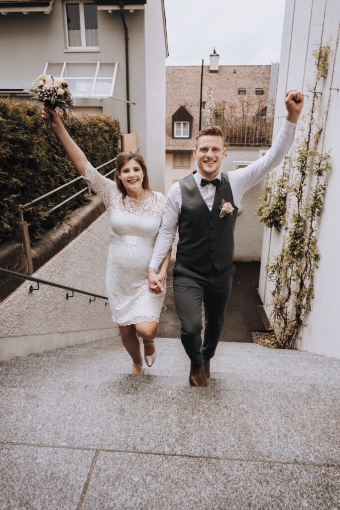 Hochzeit_Ziviltrauung_Aarau_Paar_Hochzeitskleid_Altstadt