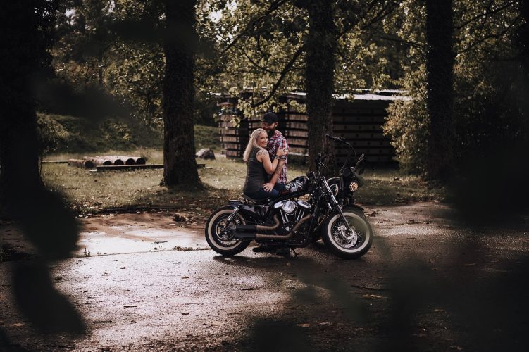 Paarbilder_Couple_Coupleshooting_Paarshooting_Routscher_Roger_Nebiker_Aarbau_Harley_Davidson_Motorraeder_Skull_Tattoos