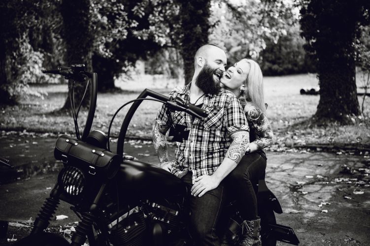 Paarbilder_Couple_Coupleshooting_Paarshooting_Routscher_Roger_Nebiker_Aarbau_Harley_Davidson_Motorraeder_Skull_Tattoos