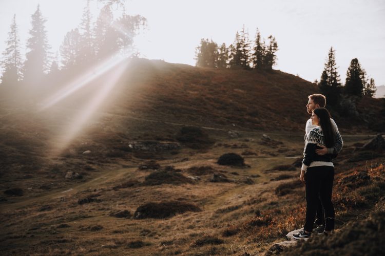 routscher_Roger_Nebiker_fotografie_fotoshooting_paar_couple_shooting_berner_oberland_berge_fotoshooting_in_den_bergen. Paar in schroffer Berglandschaft bei Sonnenuntergang.