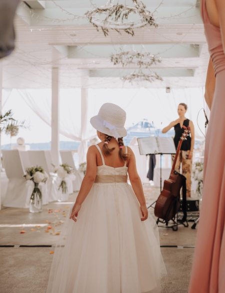 Kleines Mädchen in weissem Kleid, in einem Hochzeitskleid kurz vor der Trauung direkt am Meer, in Hvar - Kroatien.